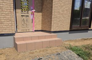 小山市、基礎巾木ファンデーションコート、玄関タイル施工